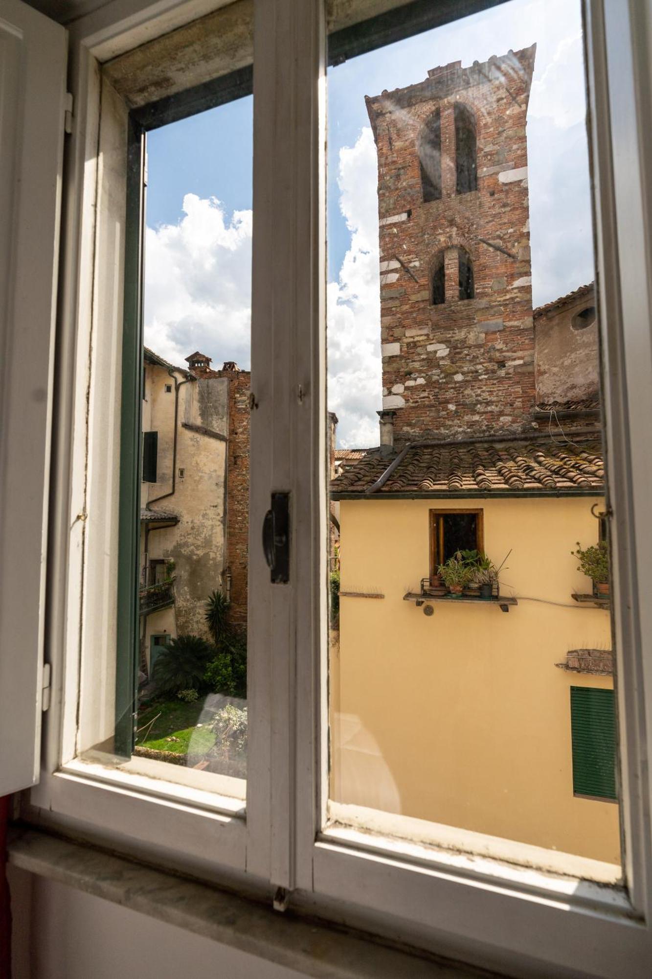 Historic Apt In The Center Of Lucca With Balcony Appartement Buitenkant foto